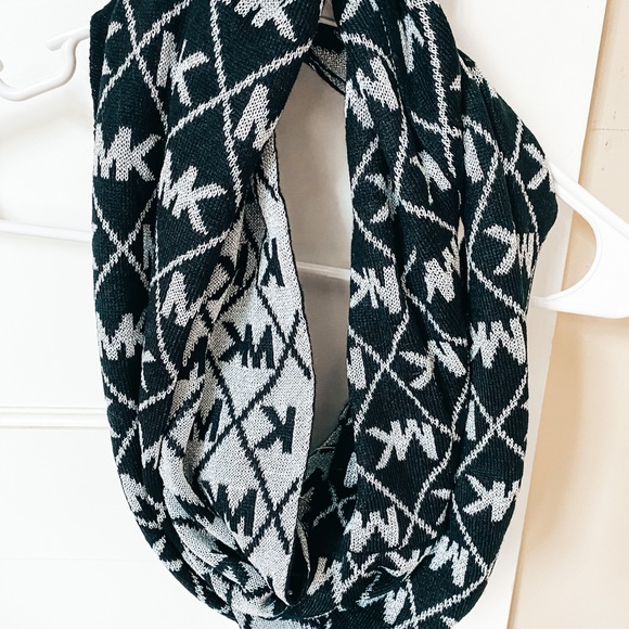 Michael Kors Scarf - Picture 2 of 7